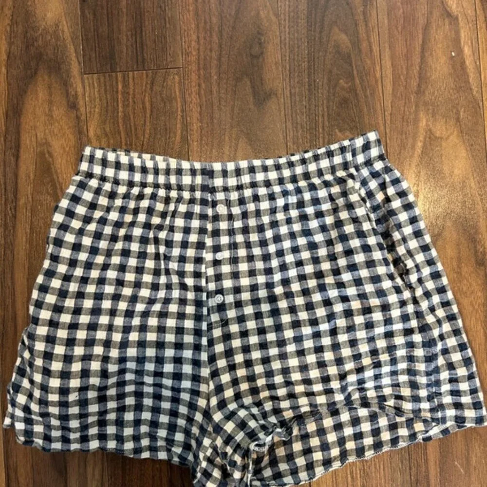 My mum made it gingham shorts - Picture 2 of 3